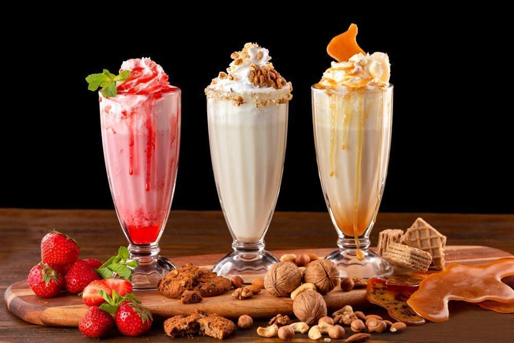 Strawberry shake in Fountain Classic Glass with cookies